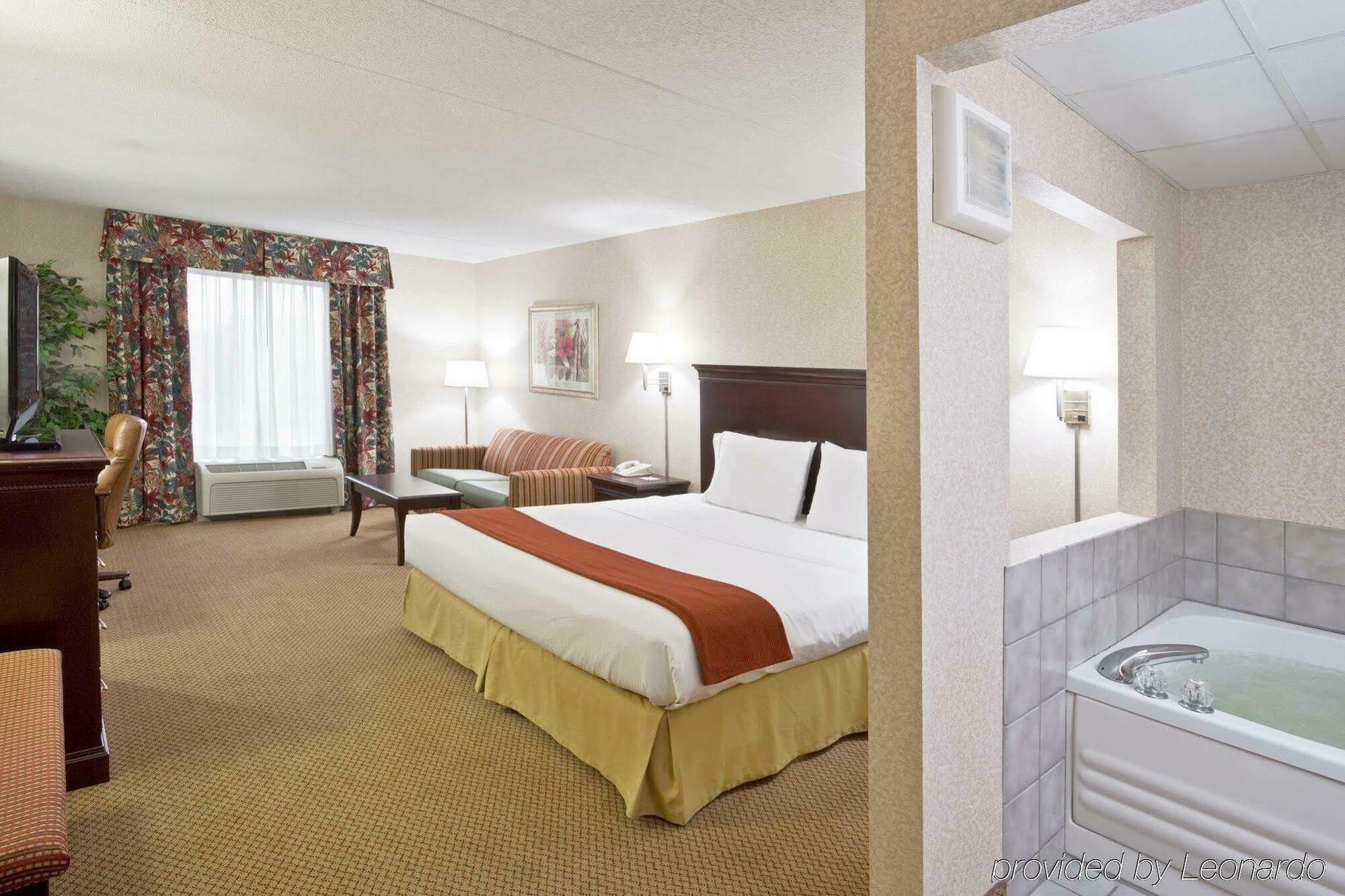 Baymont Inn & Suites By Wyndham Findlay Room photo